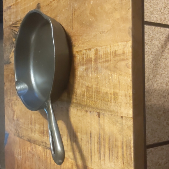 Vintage Unmarked Wagner Cast Iron Skillet, #3 - Picture 7 of 12